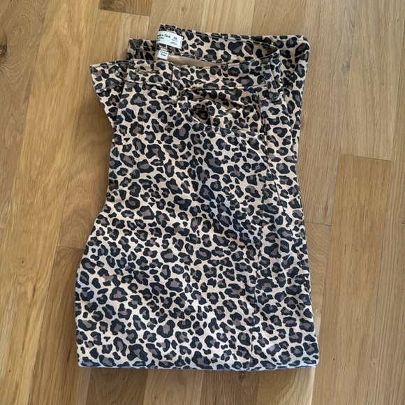 Abercrombie & Fitch Curve Love Mid Rise Barrel Jean Leopard 28 NWOT - Picture 9 of 9